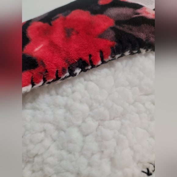 NWT Victoria's Secret Sherpa Blanket - Picture 5 of 6